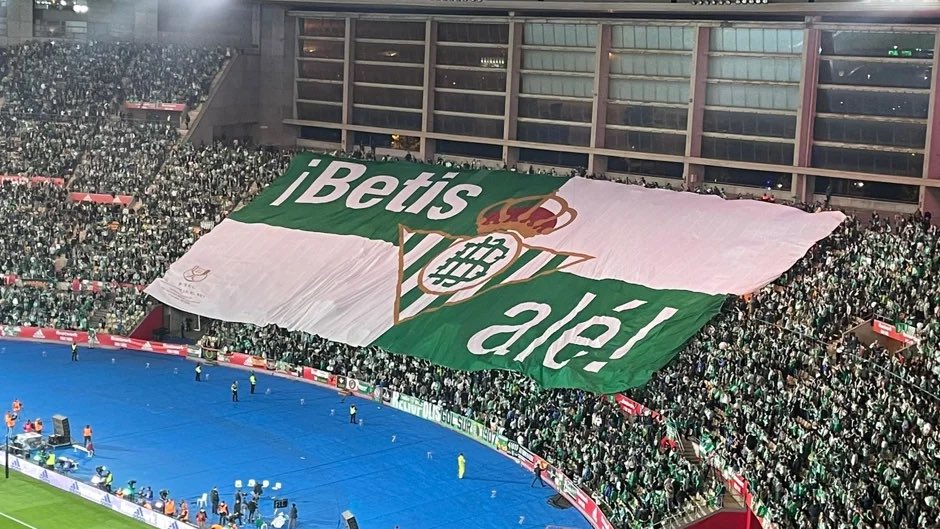 Tú, especialista en vuelcos de corazón, morador de cielos e infiernos, capaz de resucitar a los colistas y apedrear a los gigantes. 

Tú, que bordaste en lo inesperado uno de los puntales de tu esencia. 

Tú, que hoy nos tienes rumiando ‘lo Betis’ que sería asaltar Montjuic.

💚