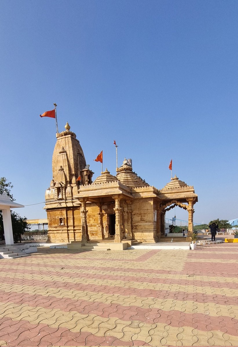 Keval_IM's tweet photo. Har Har Mahadev 🙏
#bhadreshwar #MahaKumbh2025 #Kutch #MahaKumbh #Gujarat https://t.co/d7BOpP3Hw8