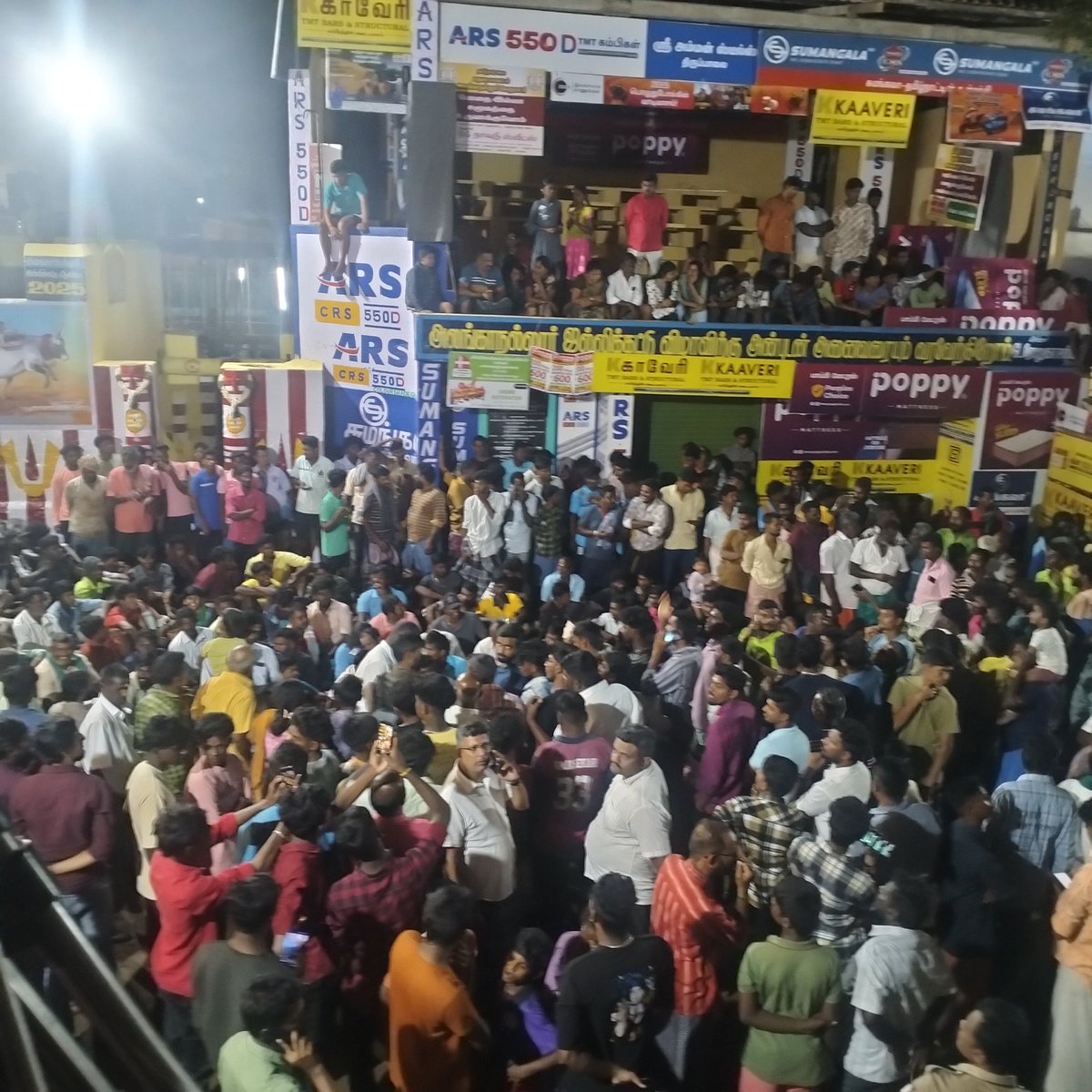 Vigneshtvk6's tweet photo. அலங்காநல்லூர் வாடி வாசல் முன் அமர்ந்து காளைகளின் உரிமையாளர்கள் போராட்டம்..

#Madurai | #Jallikattu |  #AlanganallurJallikattu | #Vaadivaasal | #Pongal2025 | #ஜல்லிக்கட்டு | #Jallikattu2025 | #ஜல்லிக்கட்டு2025 | #ThalapathyVijay 
#TVKThalaivarVijay https://t.co/FkEG6eBruh