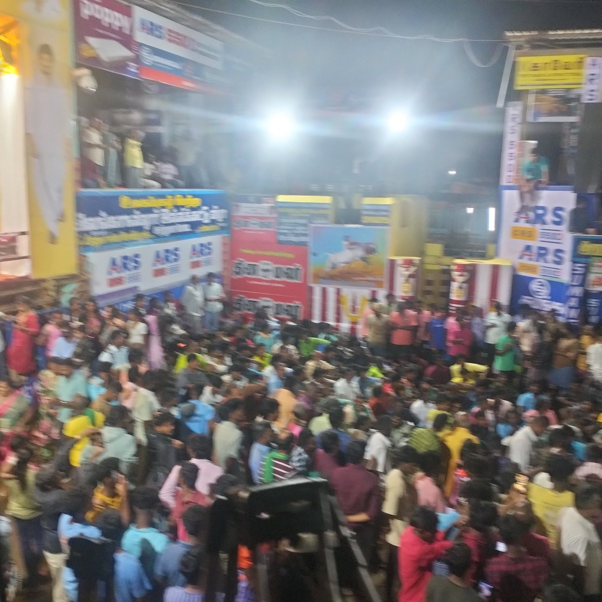 Vigneshtvk6's tweet photo. அலங்காநல்லூர் வாடி வாசல் முன் அமர்ந்து காளைகளின் உரிமையாளர்கள் போராட்டம்..

#Madurai | #Jallikattu |  #AlanganallurJallikattu | #Vaadivaasal | #Pongal2025 | #ஜல்லிக்கட்டு | #Jallikattu2025 | #ஜல்லிக்கட்டு2025 | #ThalapathyVijay 
#TVKThalaivarVijay https://t.co/FkEG6eBruh