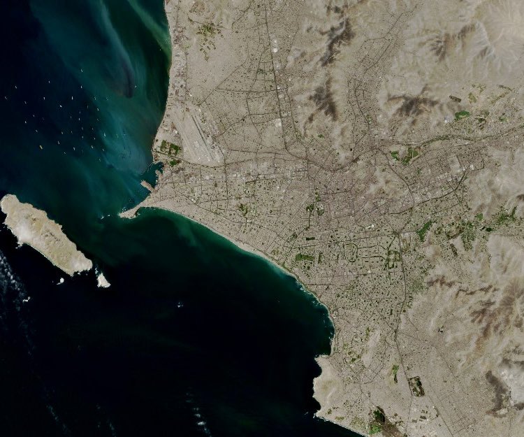 Ayer una Lima muy despejada, pudo ser “filmada” por el satélite 🛰️ Copernicus. La capital del Perú, de 12.5 millones habitantes, es un desierto extremo donde la lluvia no llega ni a 10 mm al año (estando en latitud tropical). Los distritos de Surco, Miraflores, San Isidro, Jesús