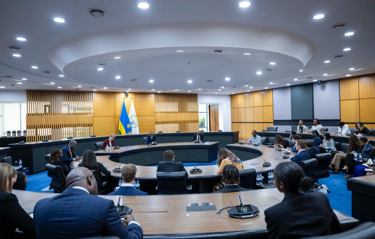 UrugwiroVillage's tweet photo. This afternoon at Urugwiro Village, President Kagame received a delegation of MBA students from @Wharton, led by Professor Katherine Klein and Eric Kacou. The delegation is in Kigali for the 11th Wharton Global Modular Course on Rwanda entitled, “Conflict, Leadership, and Change: Lessons from Rwanda”, which explores lessons on the effective leadership, governance and national development policies that have transformed Rwanda in the aftermath of the 1994 Genocide against the Tutsi.