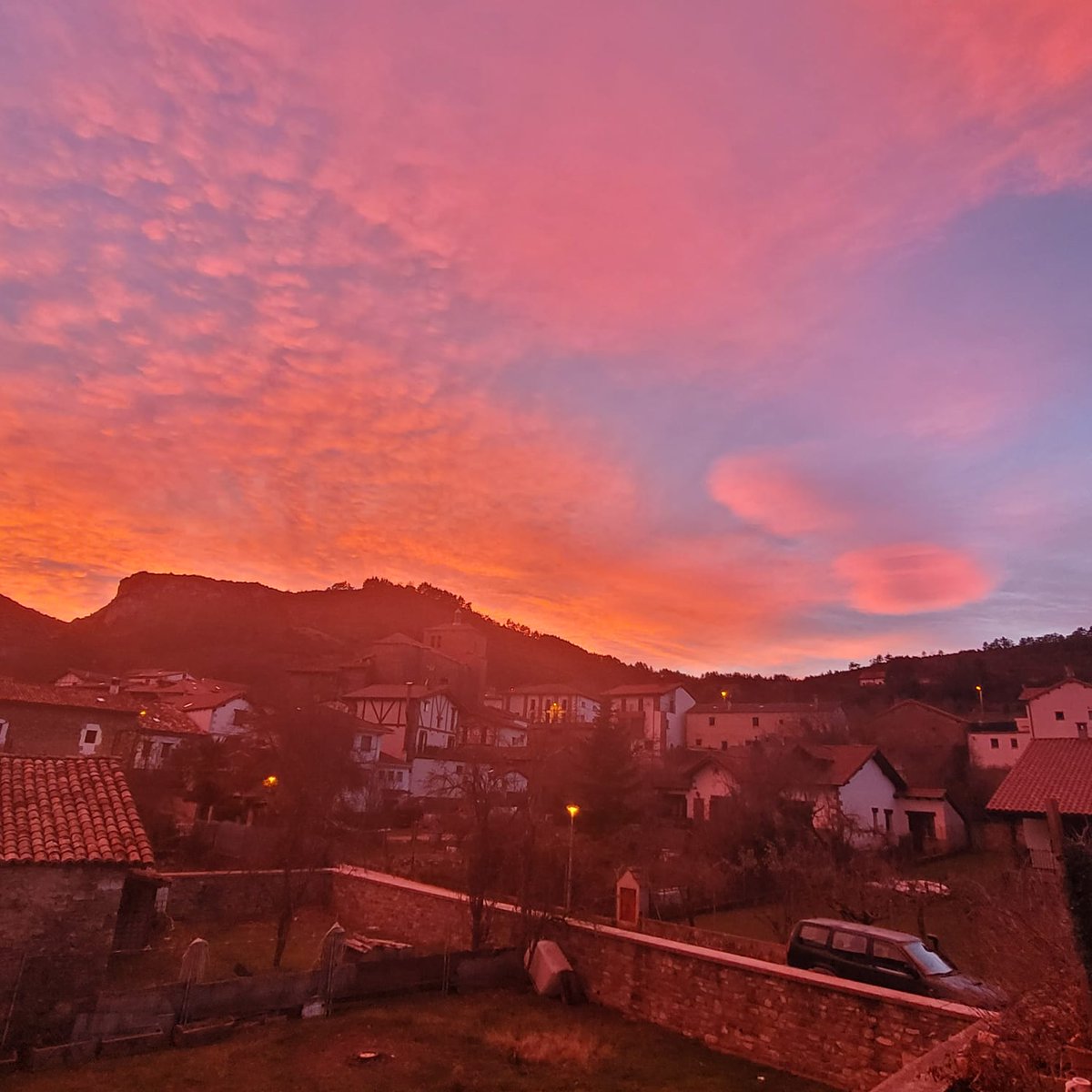 Hoy pardea así de bonito, con tonos rojizos, por tierras de Burgui. Valle de Roncal, Pirineo navarro.