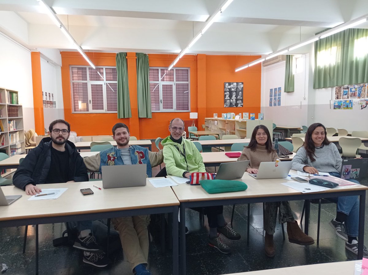 SE_SantsM's tweet photo. 🧵💬Seguim amb els tallers d’#usoslingüístics #ULAE a nostre districte. Avui, a l'@InstitutSants, amb la dinàmica de discussió i reflexió al voltant dels canvis produïts en el paisatge lingüístic del centre. #llenguaicohesiósocial #competènciaplurilingüe 🗣️ https://t.co/Vixaf0XZC1