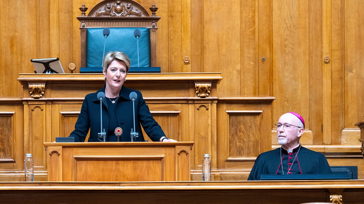 keller_sutter's tweet photo. Heute habe ich das diplomatische Korps im Rahmen des Neujahrsempfangs im Bundeshaus begrüsst: Weltweit finden sich unter dem Zeichen der Freiheit und der demokratischen Mitsprache die besten Antworten – das ist meine feste Überzeugung. https://t.co/7KghlaJEfY https://t.co/tspJriquoN