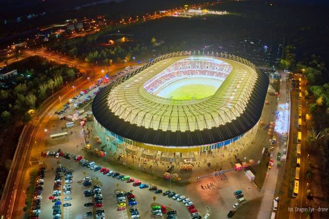 TonyHalik11's tweet photo. @Akrobata71 @WTSSparta Dużo zyskał wasz stadion po remoncie.
Nasz toruński wciąż najwygodniejszy, ale nie potrafią robić dobrych torów do ścigania... https://t.co/UMBwcQtxX3