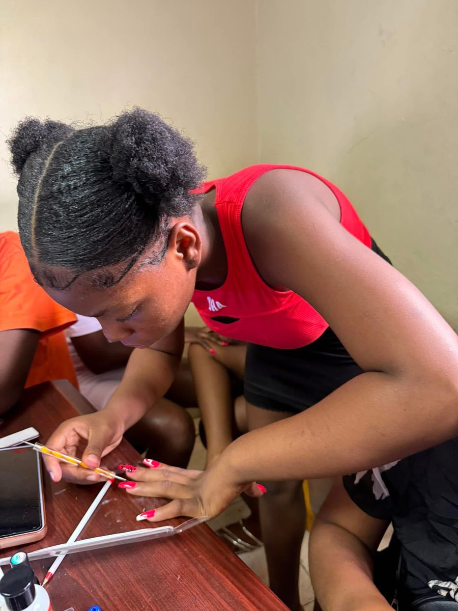 KRIFA offre la formation « Onglerie » aux jeunes de 14 à 17 ans du site ONA dans le cadre de la mise en oeuvre du projet de Prévention et prise en charge psychosociale des enfants dans les sites des déplacés à Port-au-Prince, exécuté en appui avec <a href="/SavetheChildren/">Save the Children US</a>.