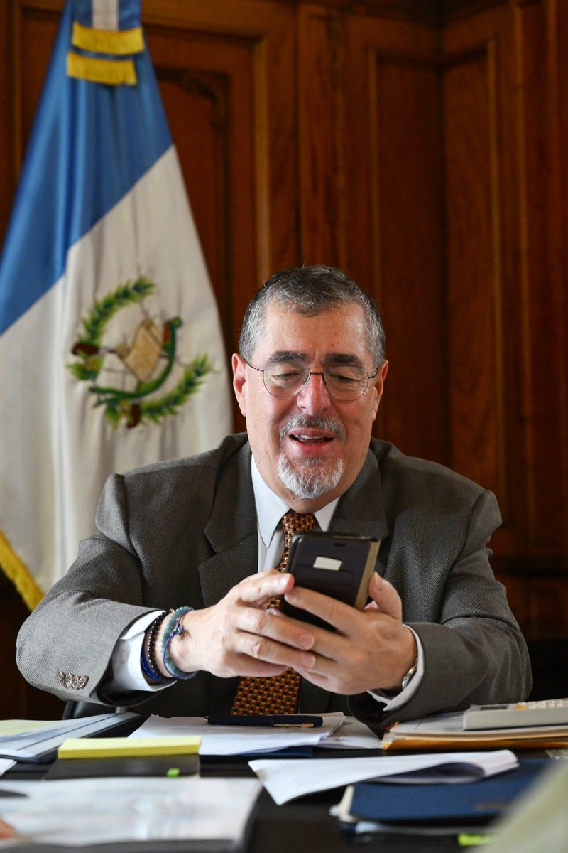 Bernardo Arévalo (@barevalodeleon) on Twitter photo Queremos unir humanidad y desarrollo.
Presidenta <a href="/Claudiashein/">Claudia Sheinbaum Pardo</a>, un gusto saludarla y unir esfuerzos para el bienestar de Guatemala y México. Garantizar la dignidad de nuestros pueblos, es prioridad. 🇬🇹🇲🇽 Queremos unir humanidad y desarrollo.
Presidenta <a href="/Claudiashein/">Claudia Sheinbaum Pardo</a>, un gusto saludarla y unir esfuerzos para el bienestar de Guatemala y México. Garantizar la dignidad de nuestros pueblos, es prioridad. 🇬🇹🇲🇽