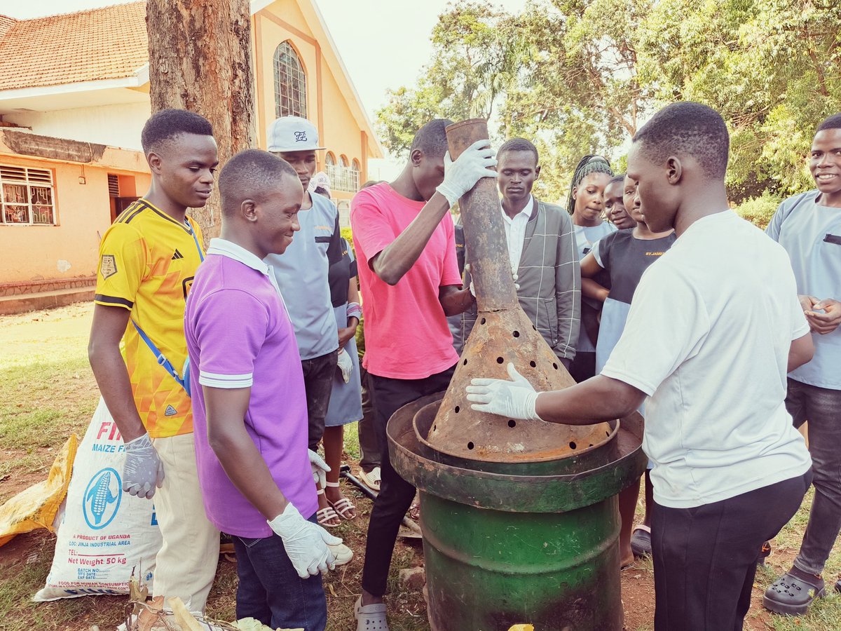 OkirorBenjamin5's tweet photo. As St James CDC, we are impacting and trainings our AGYW/ABYM with entrepreneurship skills,
creativity and innovation,
Today's skilling was aimed at teaching young people how to make charcoal briquettes, these support in are local cooking,flavor enhancent etc
#BBBG #JNYPA https://t.co/0cmLZP8iDA
