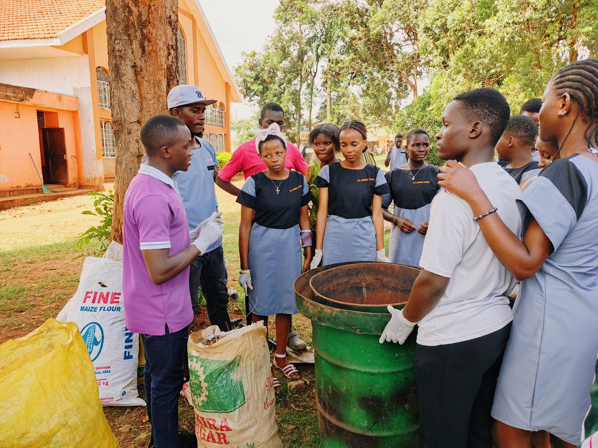 OkirorBenjamin5's tweet photo. As St James CDC, we are impacting and trainings our AGYW/ABYM with entrepreneurship skills,
creativity and innovation,
Today's skilling was aimed at teaching young people how to make charcoal briquettes, these support in are local cooking,flavor enhancent etc
#BBBG #JNYPA https://t.co/0cmLZP8iDA
