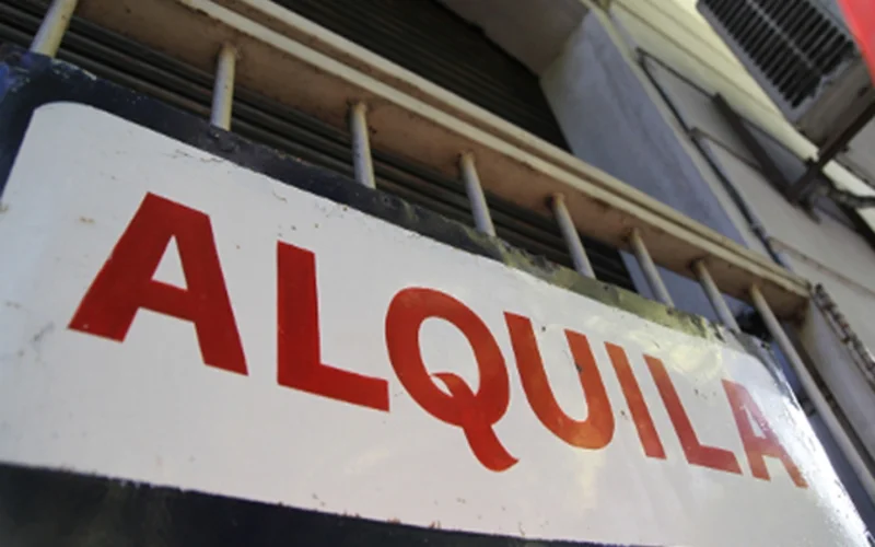 radio2rosario's tweet photo. #AHORA I📞En #LaPrimeraDeLaTarde hablamos con
Gervasio Muñozi, Titular de Inquilinos Agrupados 
🏠Los alquileres aumentaron 262.8% frente a una inflación de 117.8% en el 2024. https://t.co/rXYEDld090
