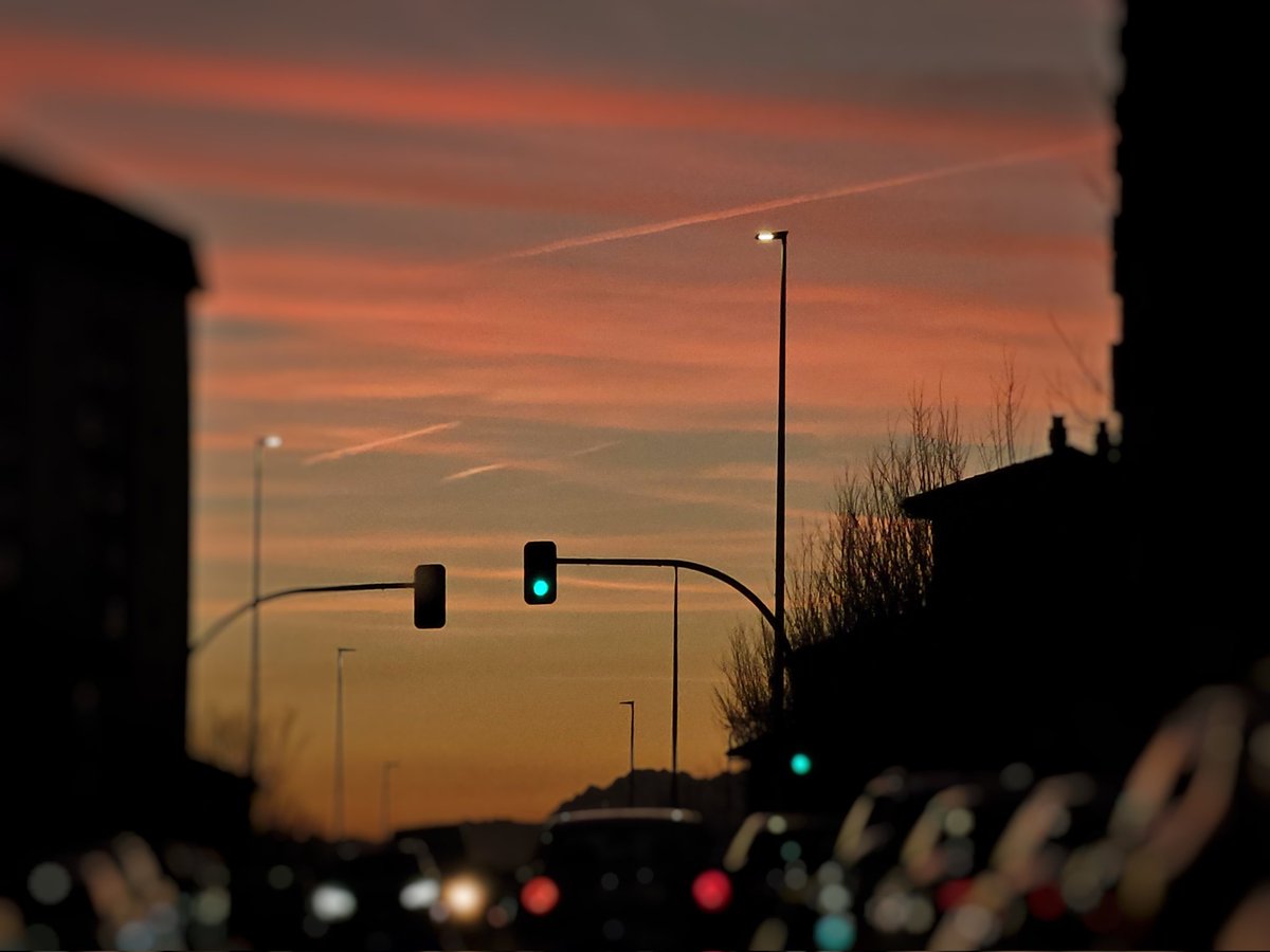 Ese contraste mágico entre el la calidez del atardecer y el frío del Invierno 🧡❄️

#DeAquíYAhora
#BuenasNoches