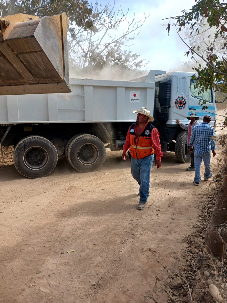 copecogob's tweet photo. En Ocotepeque:
Siguiendo instrucciones de la presidenta
@XiomaraCastroZ y del ministro @JoseJorgeFortin, #COPECO en conjunto con la asociación de Municipios del Valle de Sesecapa #AMVAS y el patronato, realizan labores de mitigación en la aldea Vado Ancho del municipio de Concepción.
#PrevenirEsVivir.