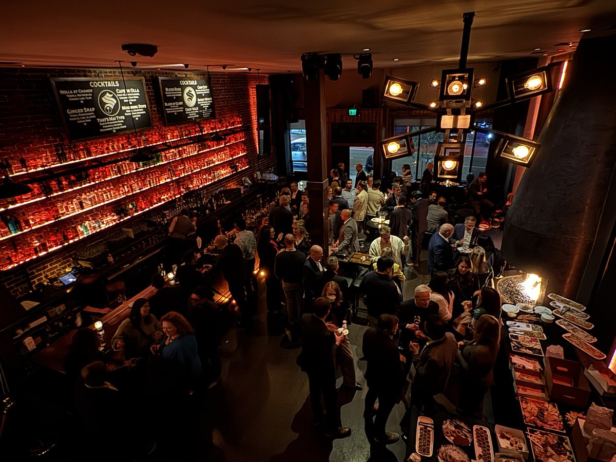 1ABMedia's tweet image. Did we bring 100 fresh In-N-Out Burgers to our #JPM25 event for our community of clients and friends? Yes. Yes we did. Because we love them. What a fun night.