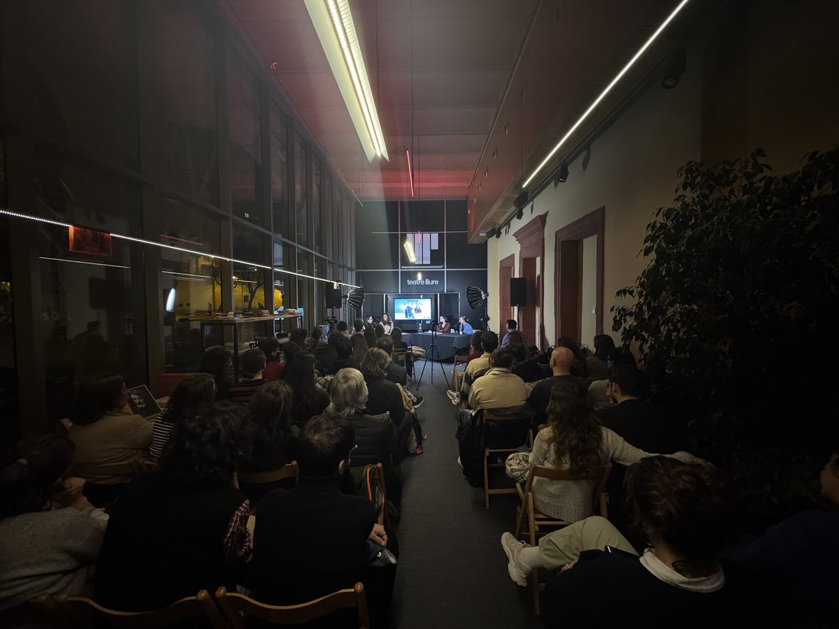 RadioPrimavera_'s tweet photo. 💥Arranca l’especial de @GentdeMerda x @teatrelliure, comentant “Prosopopeya”, amb @earquillue https://t.co/Gvij0nrwFz