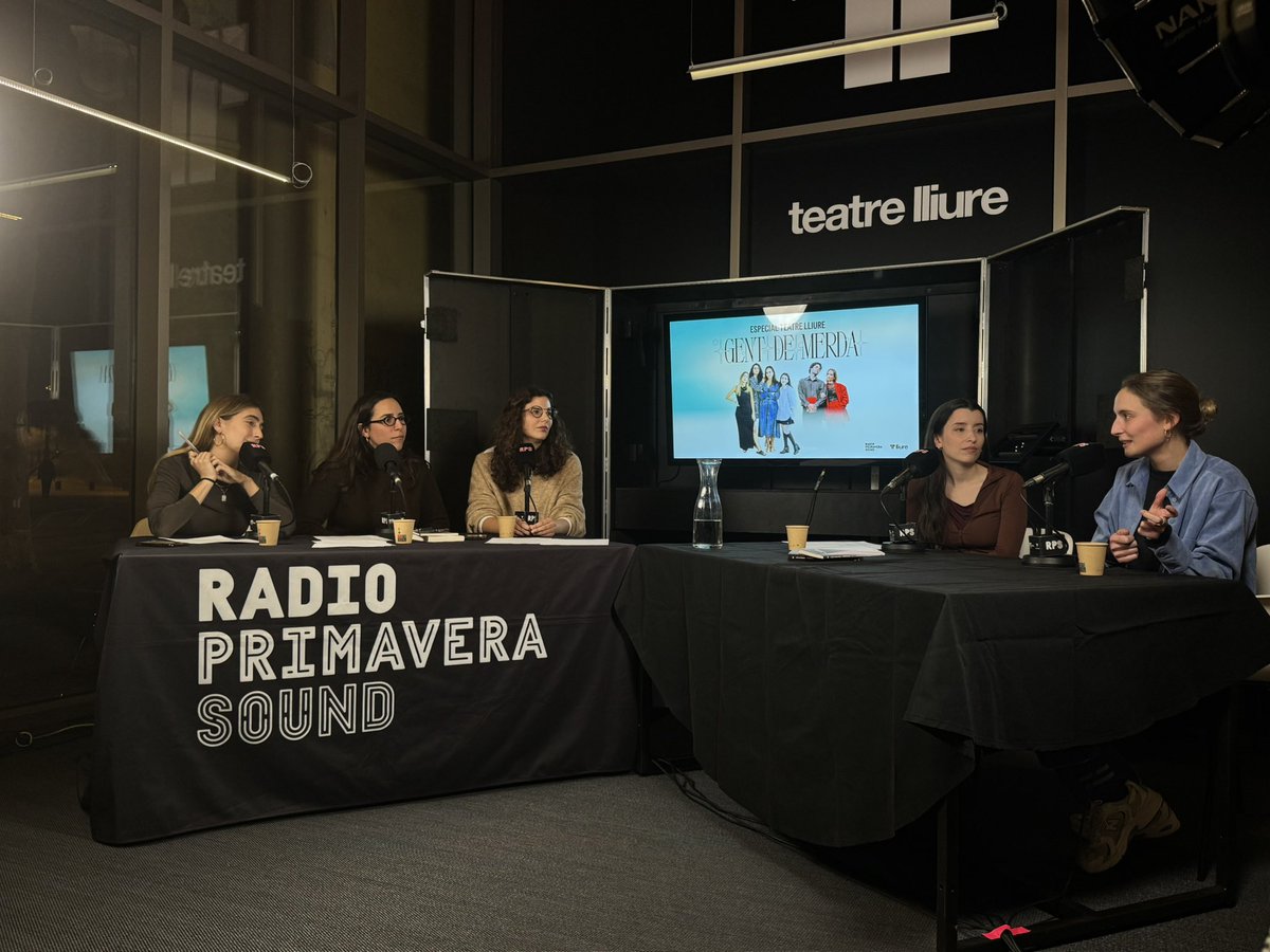 RadioPrimavera_'s tweet photo. 💥Arranca l’especial de @GentdeMerda x @teatrelliure, comentant “Prosopopeya”, amb @earquillue https://t.co/Gvij0nrwFz