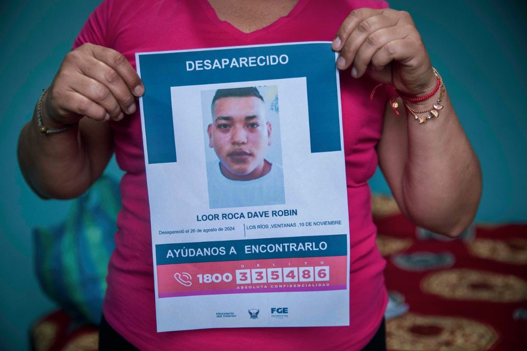 EspaciadoraBar's tweet photo. “A mi hijo Dave Robin Loor lo desaparecieron los militares y recorreré todo el país para encontrarlo”: la incansable exigencia de Lorena Roca

👉https://t.co/emvzCwttqm
🖊️@KarolNorona y @Jetssael 

Con @LaPeriodicanet https://t.co/3lBBKgkdDi