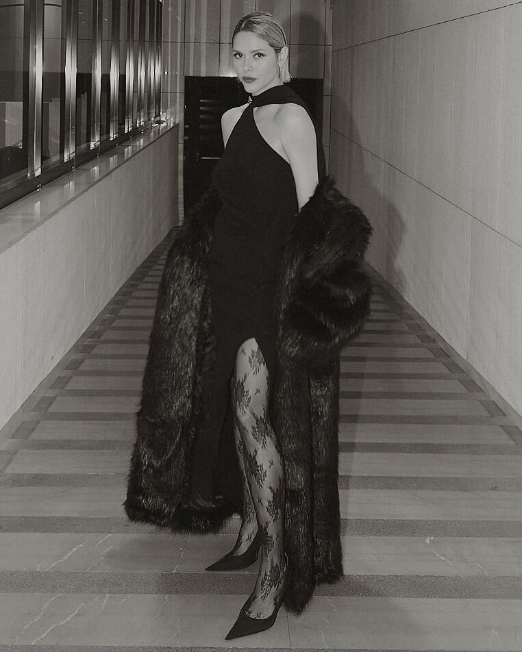 Simple but oh-so-effective 🖤✨ Shop Patterned Tights 🔗 bit.ly/3yBhw89

@elenagalifa
Wearing Wolford Rose Net Tights