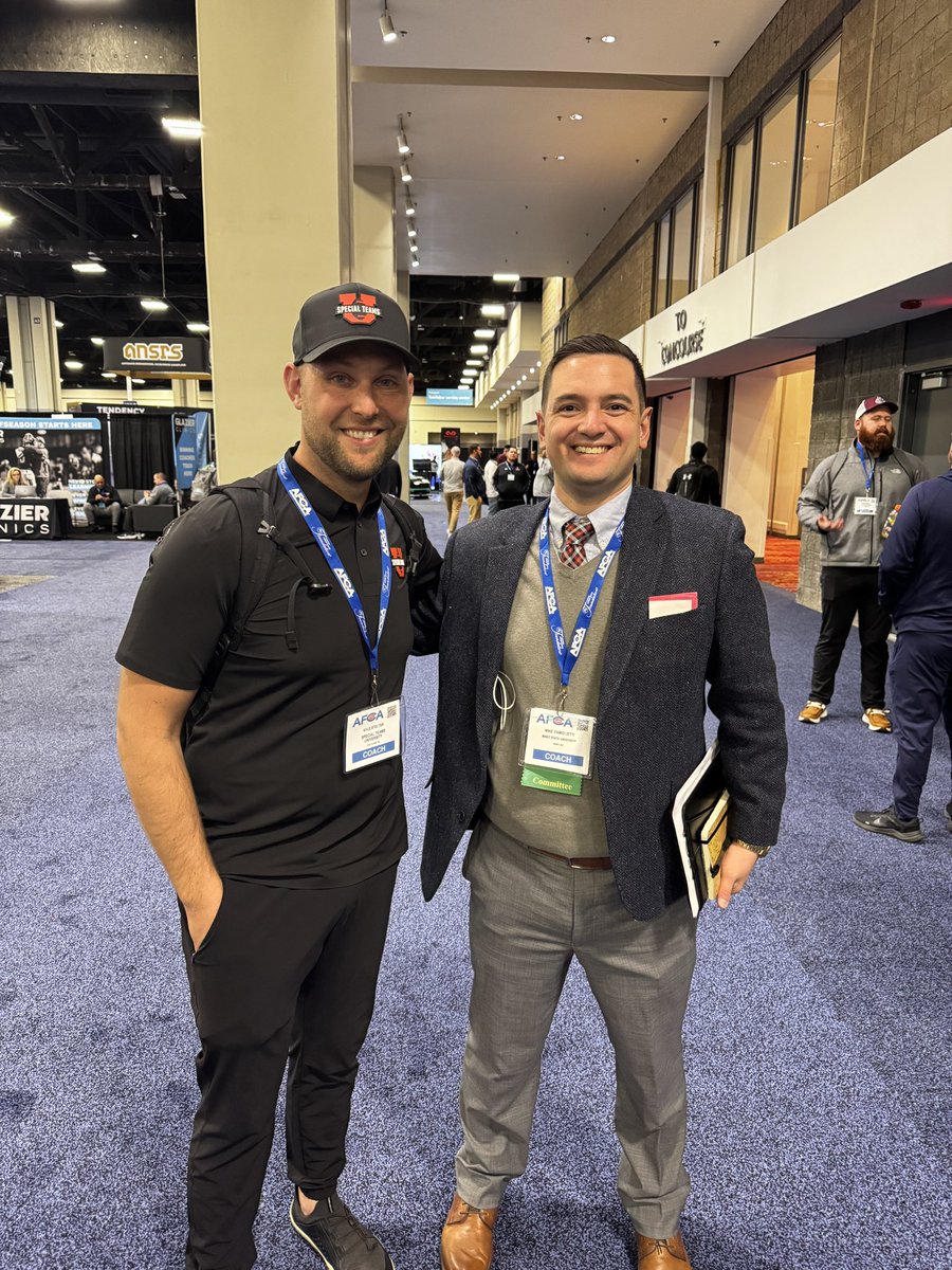 CoachFam's tweet image. Always great to run into Coach Stelter with @SpecialTeamsU! Thanks for all your help and if you are a college or high school Special Teams coach, you need to follow and connect with him about Long Snappers #SpecialTeams