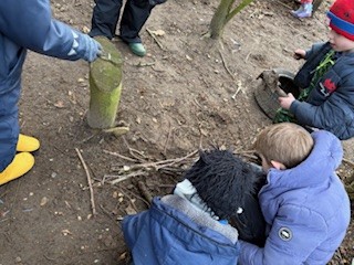 NectonFS's tweet image. Our sessions have started back, with @NectonY1 for the winter season. A great first day back, they were straight in to creating and exploring.  Making a fence with forest material and then a great time investigating how flammable their castles were.
