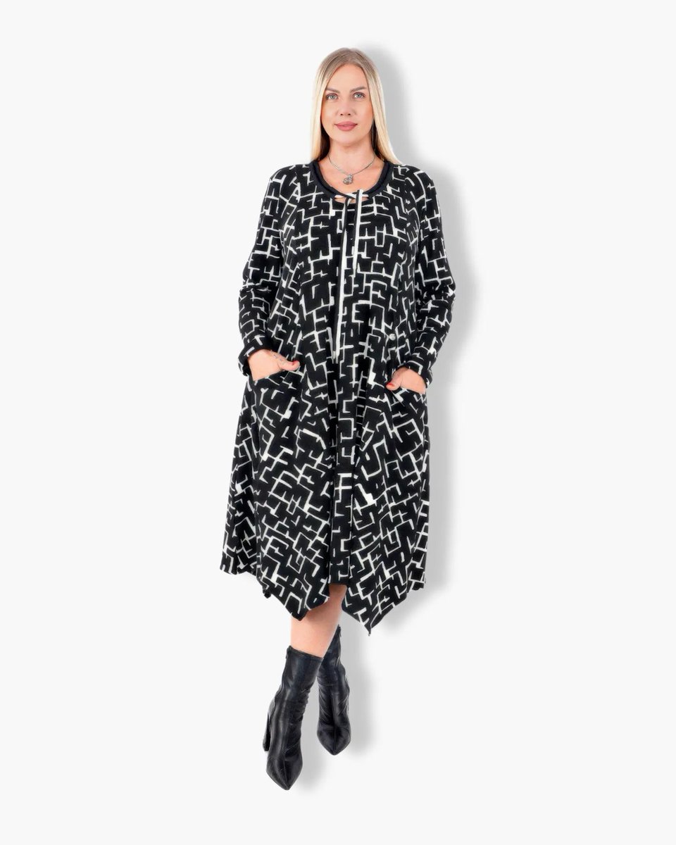 seelenlook's tweet photo. 🖤 Perfekt für den Übergang! Das A-Form Kleid von Divas Planet vereint abstraktes Design, Komfort &amp; Oversize-Look. Mit weichem Viskose-Stoff &amp; lässigen Taschen ein echter Figurschmeichler! 💃

➡️ Jetzt entdecken:
https://t.co/epcY6NQfan

#CurvyFashion #Lagenlook #ÜbergangsMode https://t.co/u60b69qFSf