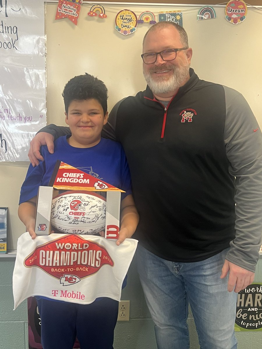 When you have a principal that will reach out to a student’s favorite team to brighten their day!  Thank you <a href="/Chiefs/">Kansas City Chiefs</a> and <a href="/curt_dimmick23/">Curtis Dimmick</a> for making our Damon smile!  <a href="/MooreElemSchool/">Moore Elem School</a> <a href="/NASDschools/">Northampton Area SD</a> #mooreroars #kkidpride