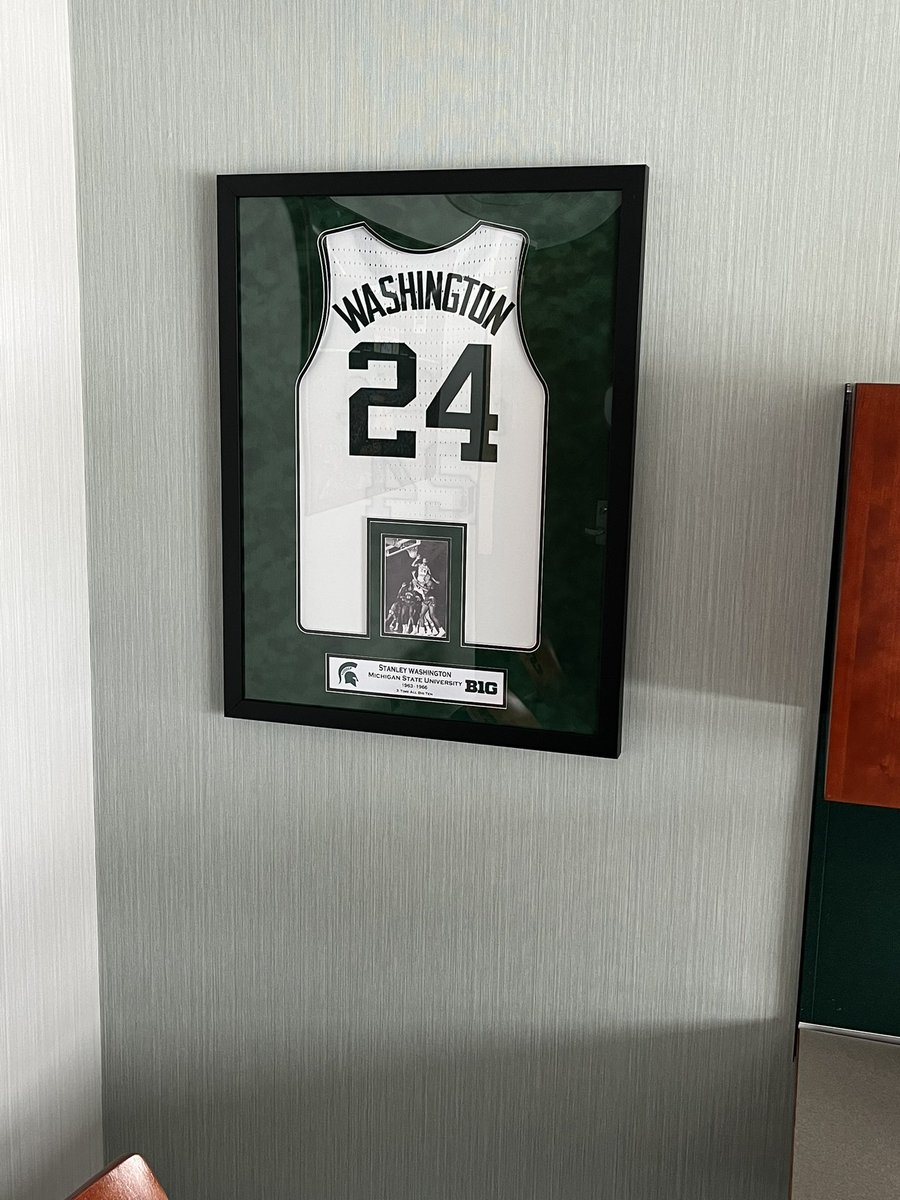 Got some new decor added to my office!
#OleManWash🟢⚪️
#WatchHimWork🙏🏽