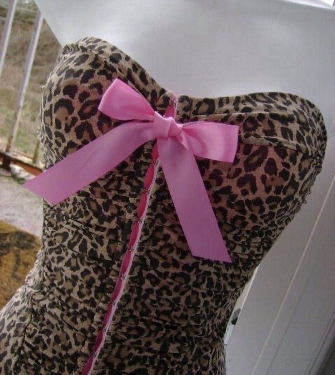 y2kgyarubarbie's tweet photo. #mybrand: dolly makeup, bombshell curls, gel nails, sweet treats, plushies, perfume, name/initial jewelry, body gems, mini purses, kitten heels, animal print, cute accessories, bedazzled anything, lingerie, belly chains, hoop earrings, charms, marabou, lace, poodles, and kittens. https://t.co/UoLTkrcJOr