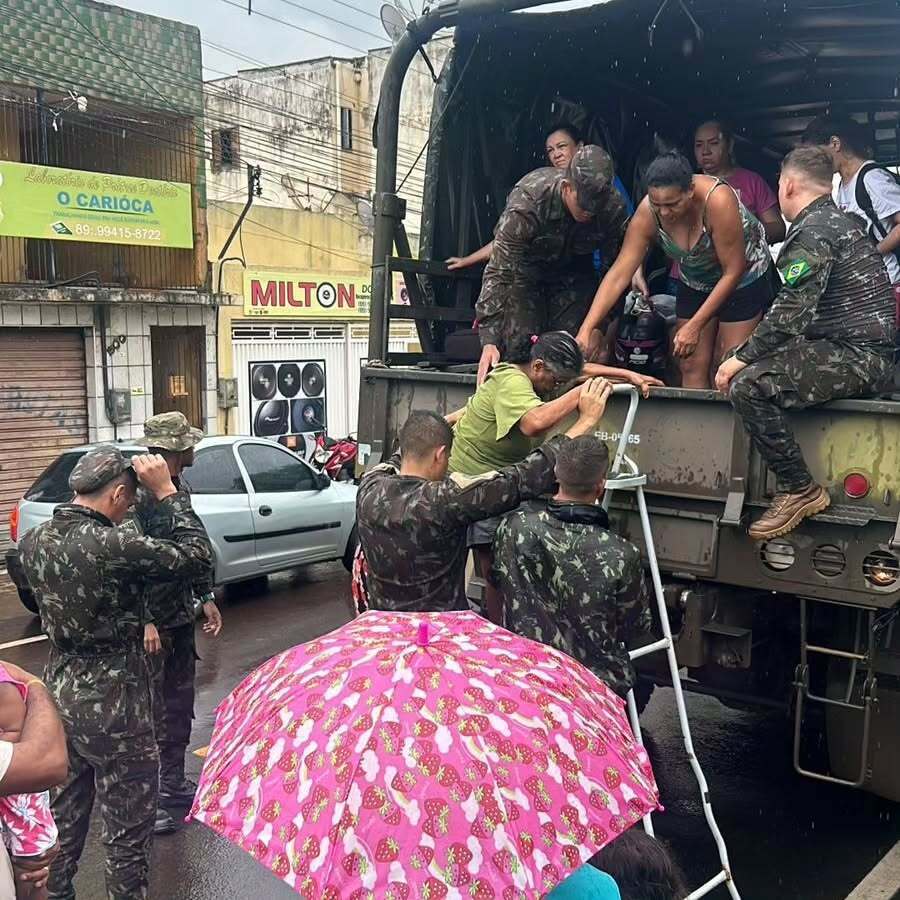 exercitooficial's tweet photo. 🔰🤝 Tropas do Exército resgataram vítimas de alagamentos causados pelas fortes chuvas ocorridas desde 13 de janeiro em Picos (PI), atuando de forma integrada com Bombeiros Militares e Defesa Civil.

#BraçoForte 
#MãoAmiga 
#OperaçãoGuaribas
 #EBsemprePronto https://t.co/WOowqcZKOq
