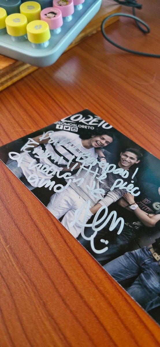 Encontré esto y solo quería pasar a desearte un lindo día y una linda vida. Gracias por los momentos tan bonitos y por compartir tu música y un pedacito de ti con varixs de nosotros. ❤️‍🩹