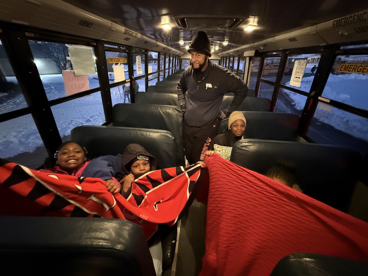 JCPSKY's tweet image. ❤️ WARMTH ON WHEELS 🚍 | JCPS bus driver Larry Elliott regularly goes above and beyond for his students, supplying activity packets, books, and consistent kindness.

This week, in the face of bitter cold, he provided cozy blankets to help students stay warm. Let’s give a big…