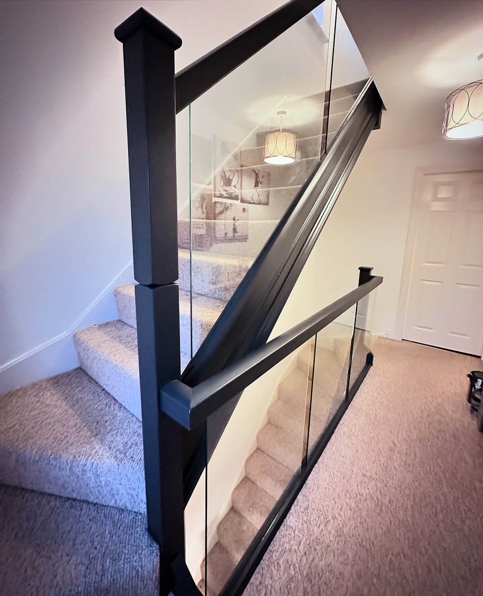 This weeks stair renovation work includes this anthracite and glass number 😎👌🏻.

#flynnjoiners #hull #eastyorkshire #joinery #stairrenovation #homeinspo