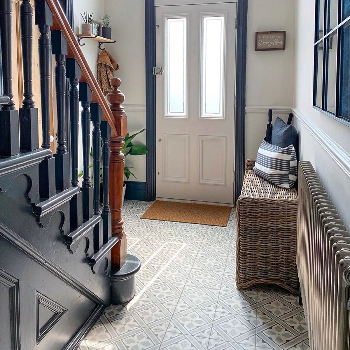 wallsandfloors's tweet photo. Make an entrance 😍
ig oldquarter_renovation have used our gorgeous Mr Jones Tiles to inject some period charm into their hallway. We love the mixture of dark woodwork and bright walls too!
Order your free sample: https://t.co/nn9wC31Qiq
#tiles #patternedtiles https://t.co/PhhFE6vqMP