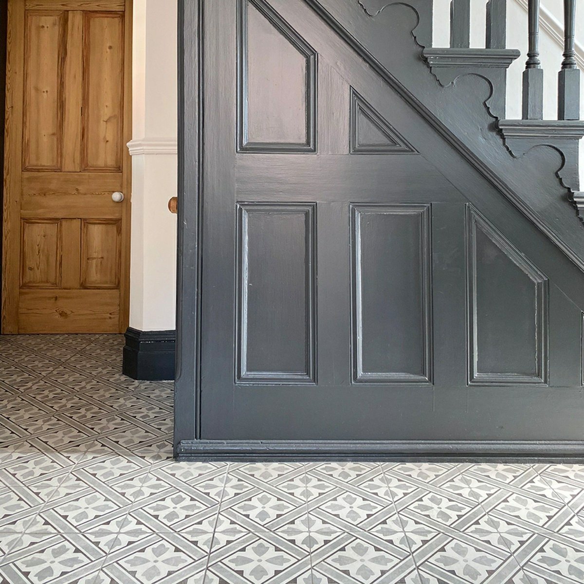 wallsandfloors's tweet photo. Make an entrance 😍
ig oldquarter_renovation have used our gorgeous Mr Jones Tiles to inject some period charm into their hallway. We love the mixture of dark woodwork and bright walls too!
Order your free sample: https://t.co/nn9wC31Qiq
#tiles #patternedtiles https://t.co/PhhFE6vqMP