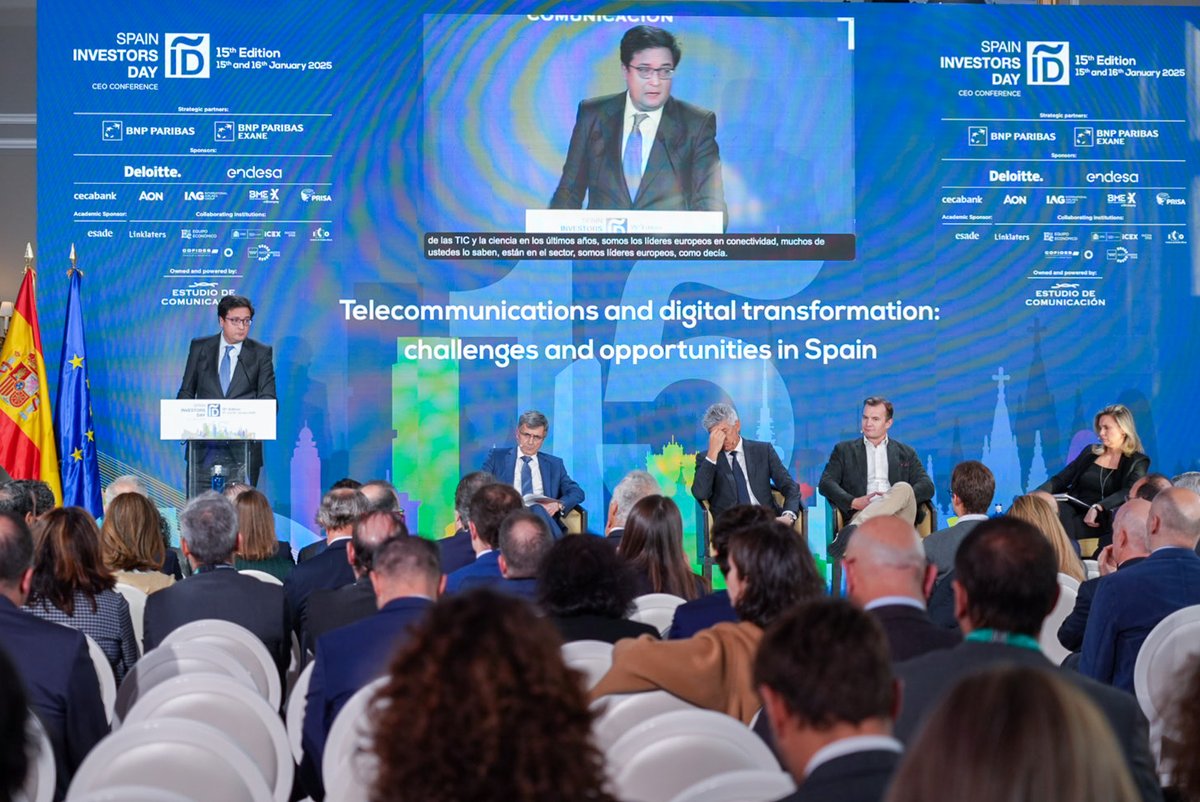 "España puede liderar la tercera vía digital: humanismo tecnológico que combina los principios democráticos con un potente desarrollo digital"

"El Gobierno está invirtiendo 40.000 millones en IA, 5G, 6G, supercomputación y ciberseguridad"

<a href="/oscarlopeztwit/">Oscar López Agueda</a> en #SpainInvestorsDay