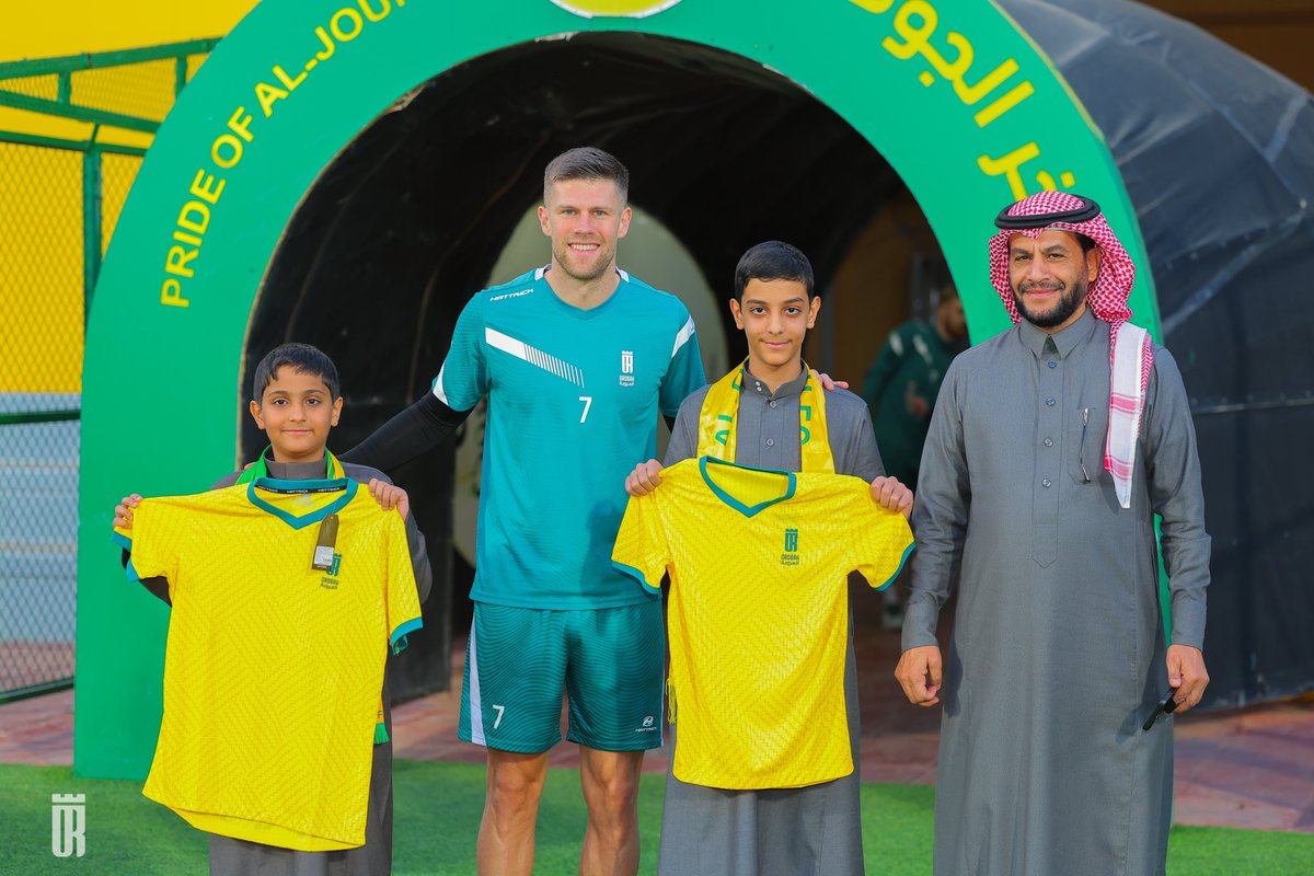 ALOROBAH_FC's tweet photo. ضمن برامج وأنشطة المسؤولية الاجتماعية بنادي العروبة للربع الثالث من الموسم الرياضي 2024-2025م ، تم استضافة أبناء لاعب الفريق الأول سابقاً سامي سعود الشمري - رحمه الله - و الالتقاء بنجوم الفريق الأول بعد نهاية الحصة التدريبية و أخذ الصور التذكارية مع اللاعبين ، بالإضافة إلى تقديم تذاكر مجانية و دعوتهم لحضور مباراتي الفريق الأول القادمة ضمن منافسات دوري روشن السعودي .