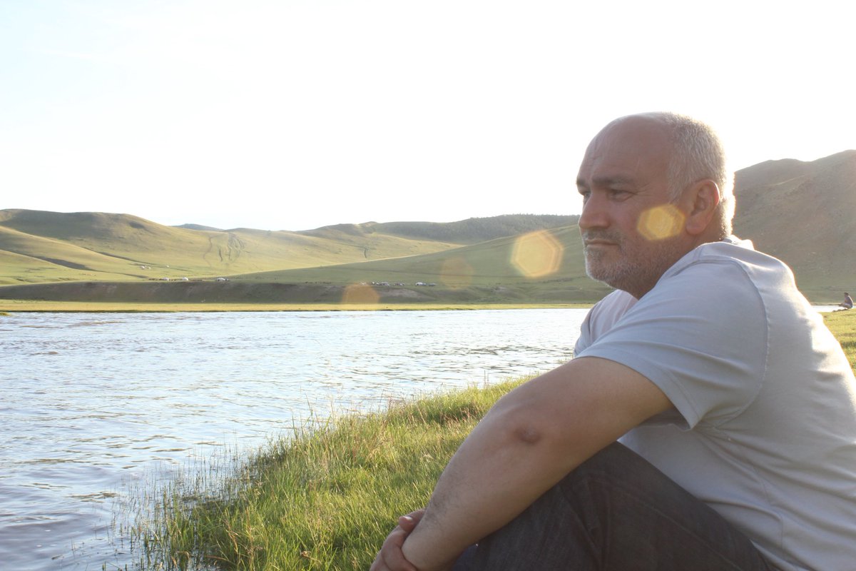 Orhun Irmağı kenarında derin düşüncelere dalmak ..