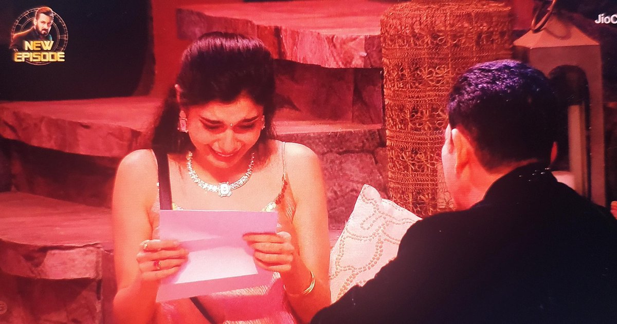 ferozmahmudzaki's tweet photo. Why Eisha always cry like she is acting in a TV serial 😭
#JantaKaLaadla #VoteForKVM #SupportKVM #KaranIsTheBoss #KaranveerMehra #ChumDarang #ChumVeer #BiggBoss18 #BB18 #EishaSingh @EishaSingh24 https://t.co/v4QVqNVR5R