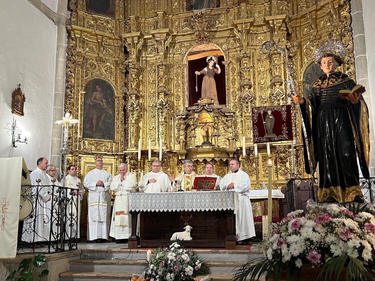 ArchiMridaBadaj's tweet photo. .@MonsArguello , presidente de la @Confepiscopal , ha visitado #Almendral en el día su patrón, #SanMauro abad.
📌 Ha presidido la Eucaristía y posterior procesión con las reliquias que se veneran este día.
📱 https://t.co/iB6vdtVQEz https://t.co/xZSIrmB4Hl