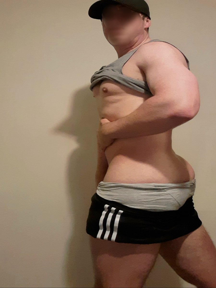 Sweaty and Horny 😏
Gym showers bro..?