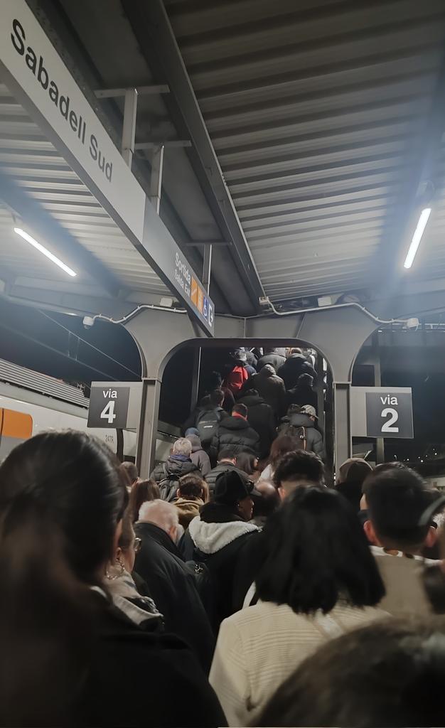 emdicisona's tweet photo. Situació caòtica a la Renfe: el tren ha arribat 1 h tard i ens han deixat tirats a Sabadell Sud per problemes de tracció. Ens han dit que canviem de tren, però era a una altra via i la gent, desesperada, ha començat a travessar corrent les vies. Això és el que ens dona Espanya. https://t.co/IZWezIWgWM