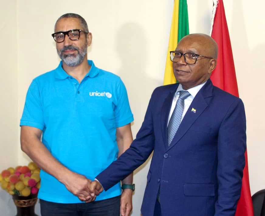 UNICEFComores's tweet photo. Rencontre ce matin, du Représentant de l'UNICEF aux Comores, M. Mustapha Ben Messaoud, accompagné de ses équipes, avec le Gouverneur d'Anjouan, Dr Zaidou, Youssouf. 
Au menu des discussions, soutien aux initiatives de renforcement des services de #santé, #éducation et #protection sociale. Ensemble, œuvrons pour un avenir meilleur #Pourchaqueenfant.