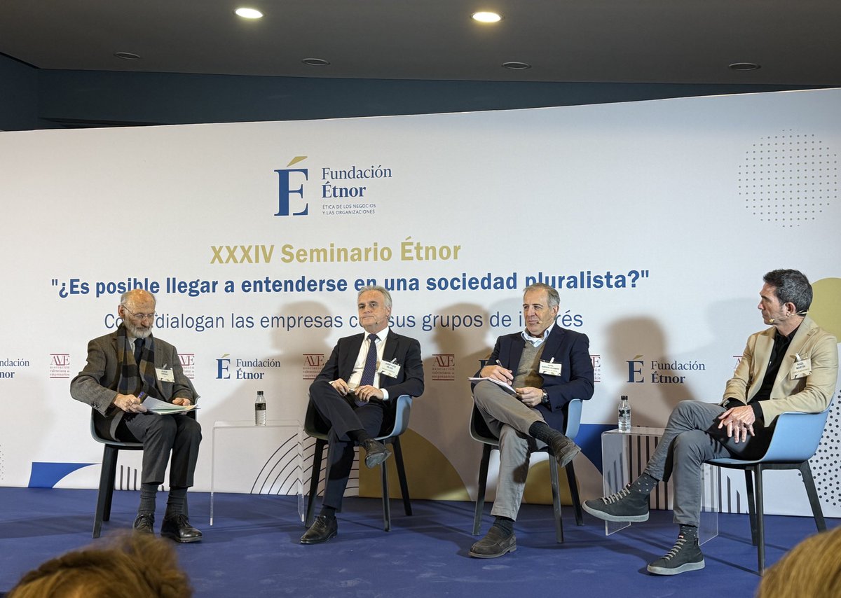 FundacionETNOR's tweet photo. Comienza la sesión del seminario "¿Cómo dialogan las empresas con sus grupos de interés?". Organizado con @AVEmpresarios 

Participan: 
#FidelGarcíaGuzmán de @Guzman_Global 
#RaúlMartín de #FamiliaMartínez
@joseluisvilar  de @GrupoGimeno 
Modera:
#JesúsConill @UV_EG @EticaUV https://t.co/g50L0aMAiA