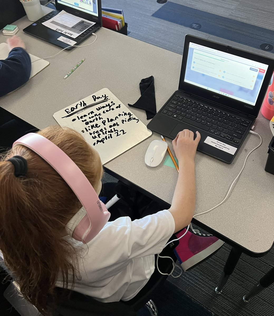 CSyreini's tweet image. Jotting big ideas from  nonfiction articles…these 3rd graders are crushing owning their learning!  #wcsflight