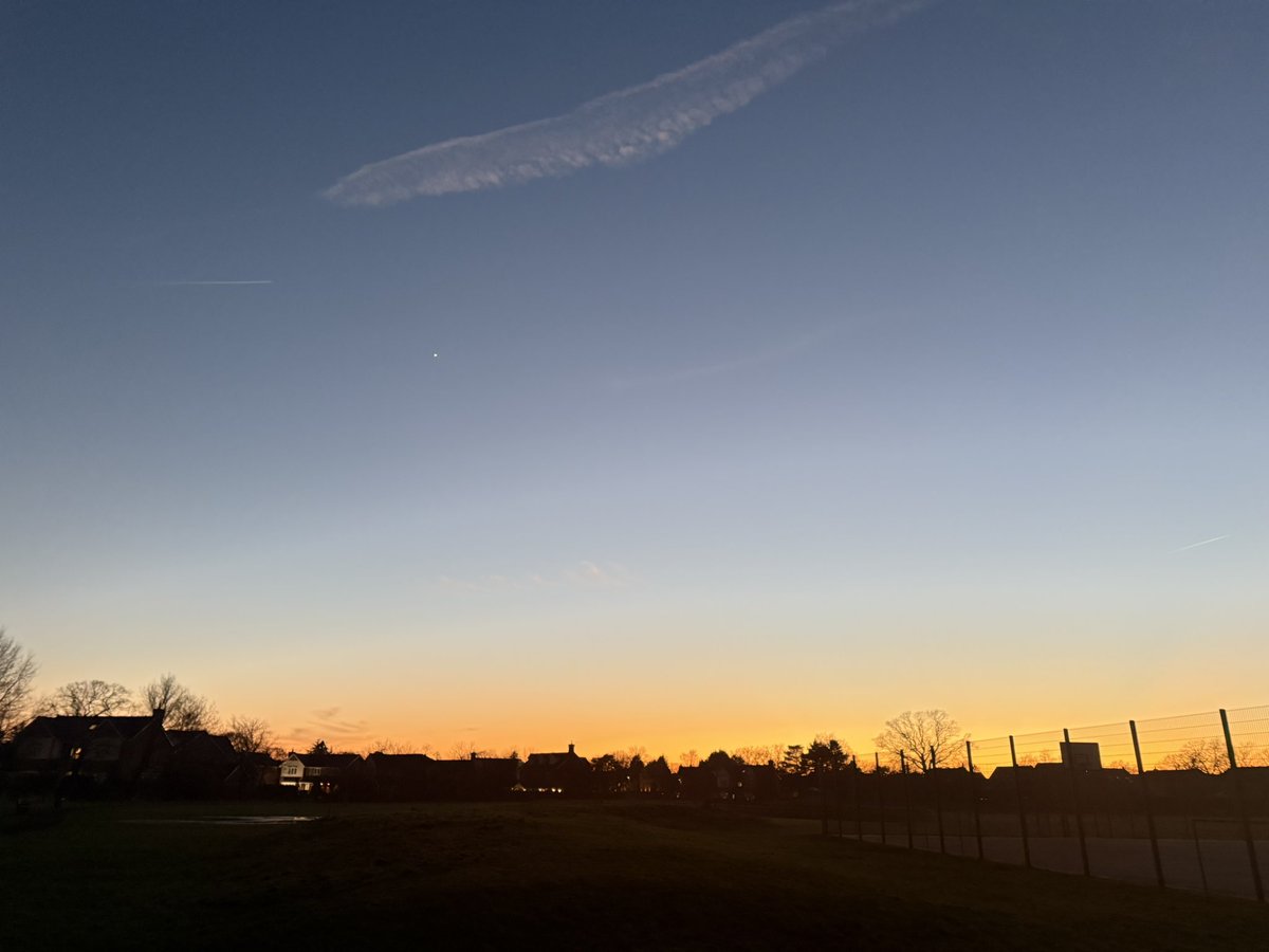 cookiesworld's tweet photo. Golden sky while lapping the park #Running https://t.co/PdTAyBbIcY