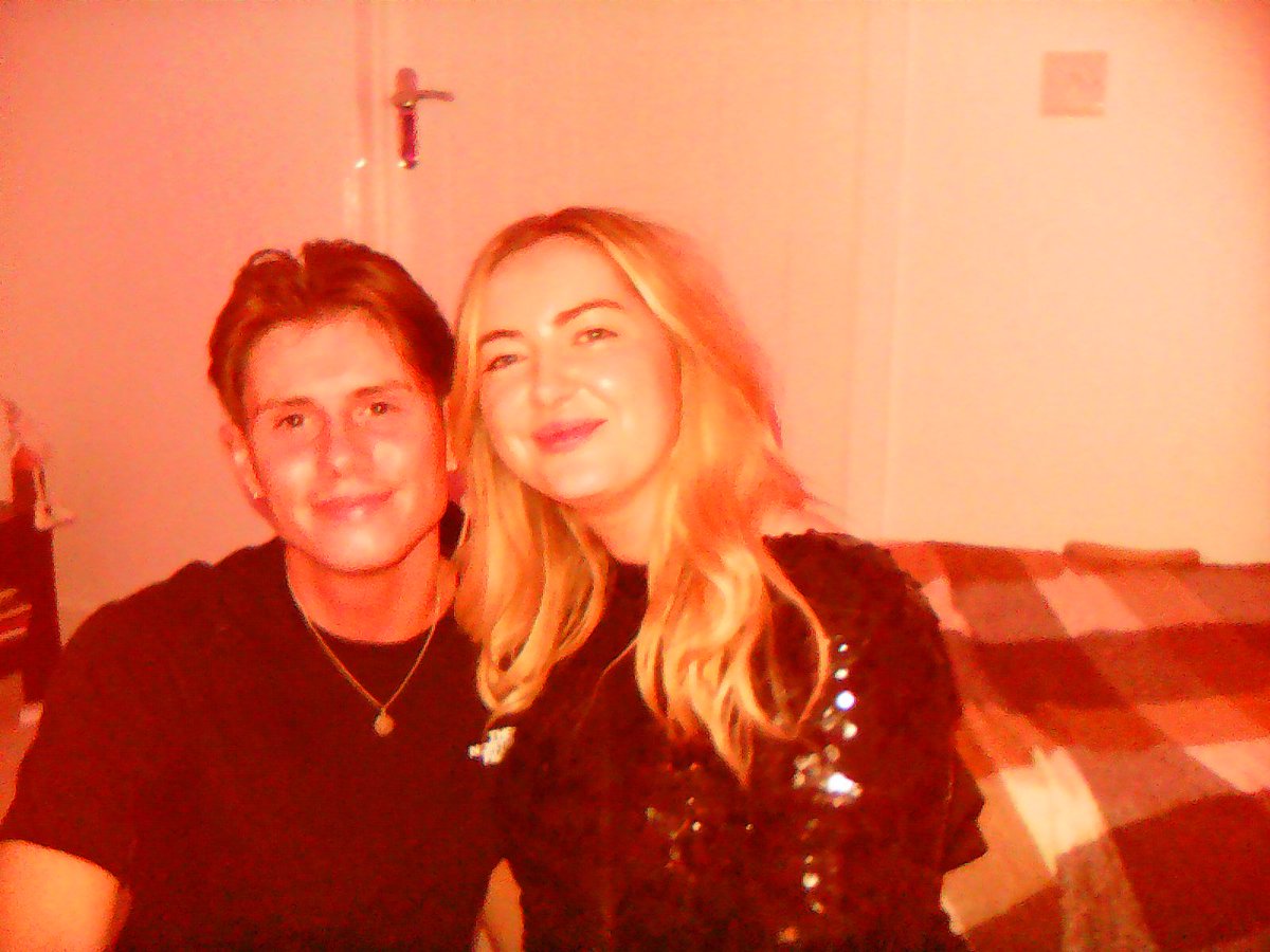 logxncxufield98's tweet photo. It’s the early 2000’s and I’ve got Paris Hilton on the other line😮‍💨 https://t.co/ZPQKngVI1y
