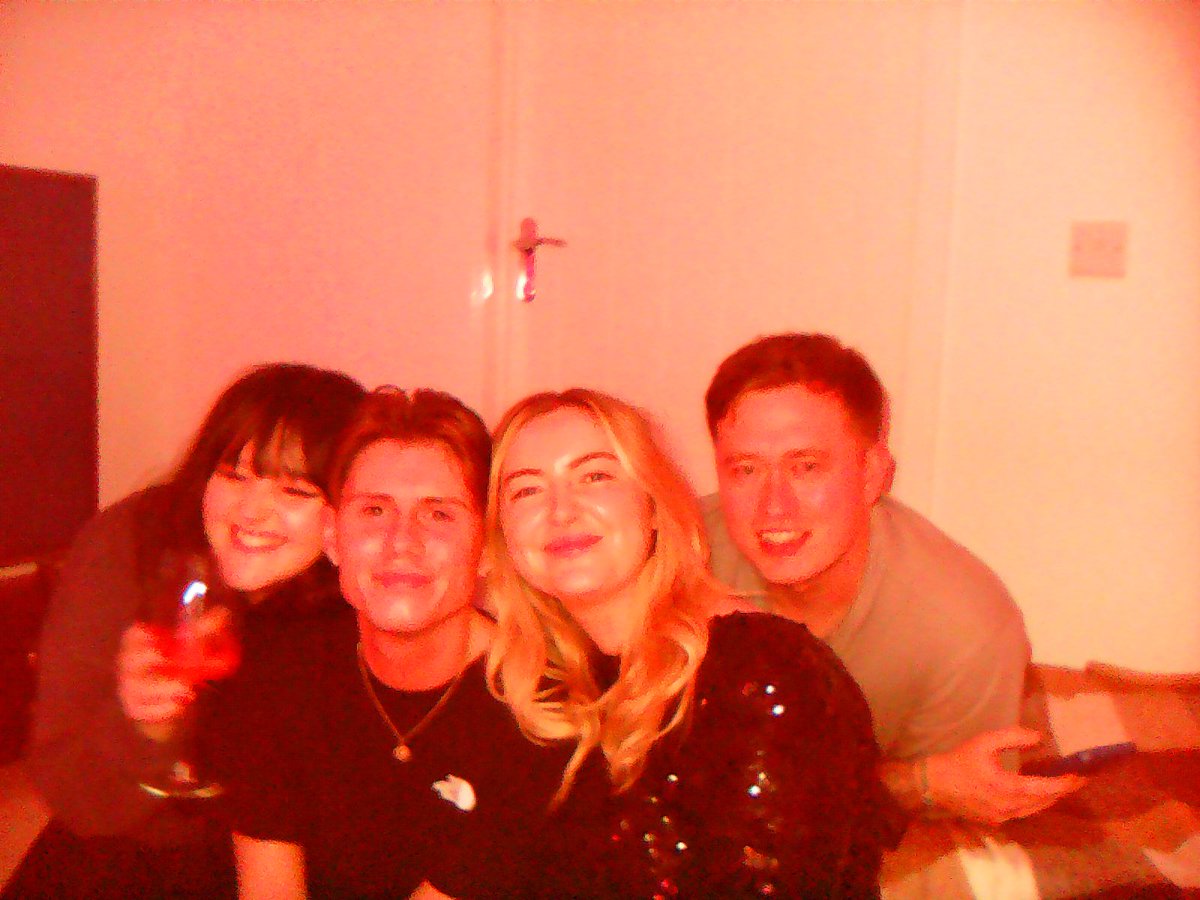 logxncxufield98's tweet photo. It’s the early 2000’s and I’ve got Paris Hilton on the other line😮‍💨 https://t.co/ZPQKngVI1y