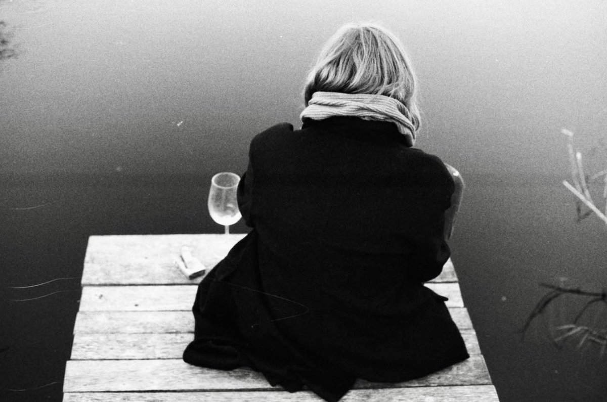 Объектив: Canon EF 50mm 1.8 STM
Плёнка: Kentmere 400 (+2 стопа пуш для контраста и зернистости)
Камера: та самая дешевая пластиковая вундервафля Canon EOS 300. 

В итоге лёгкий (300 граммов примерно) набор, помещается в карман куртки, не мешается, идеально.