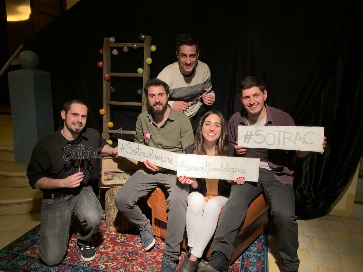 SotracOficial's tweet photo. Mentre presentàvem el 1r disc a escenaris i mitjans, també va néixer el @FestEspurnes, que vam crear conjuntament amb @La_Tornada i vam col·laborar amb els alumnes de l’Escola de Música de Llagostera al concert final de gira al @CasinoLlagoste1.💖💖💖

(1/2) https://t.co/2gekuXcmKq