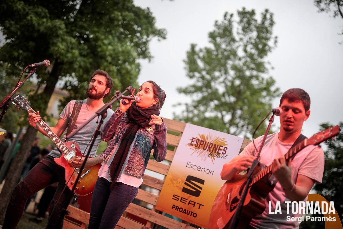 SotracOficial's tweet photo. Mentre presentàvem el 1r disc a escenaris i mitjans, també va néixer el @FestEspurnes, que vam crear conjuntament amb @La_Tornada i vam col·laborar amb els alumnes de l’Escola de Música de Llagostera al concert final de gira al @CasinoLlagoste1.💖💖💖

(1/2) https://t.co/2gekuXcmKq